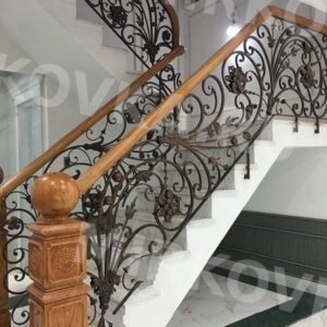 Кованые перила с деревянным поручнем КПД-3